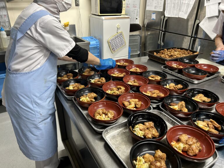 LEOCレディメイド導入で人員半減＆食事の幅が拡大